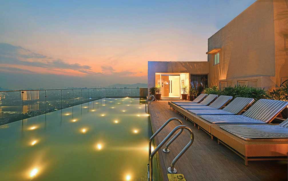 Rooftop swimming pool 